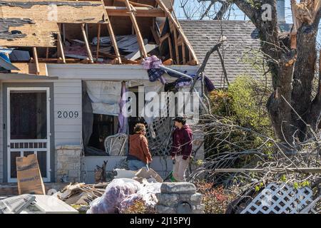 Austin, Texas, USA. 22. März 2022. Am 22. März 2022 schauen sich die Menschen ihr beschädigtes Haus nach Tornados in Round Rock, Texas, USA, an. Mindestens eine Person wurde getötet und mehr als zwei Dutzend anderer verletzt, als Tornados große Gebiete der südlichen zentralen US-Bundesstaaten Texas und Oklahoma am Montagabend trafen, sagten die Behörden am Dienstag. Kredit: Bo Lee/Xinhua/Alamy Live Nachrichten Stockfoto