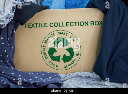 Circular Economy Textiles Logo auf Sammelbox, machen, verwenden, wiederverwenden, tauschen, spenden, recyceln mit Öko Kleidung Recycling Icon nachhaltige Mode Konzept Stockfoto