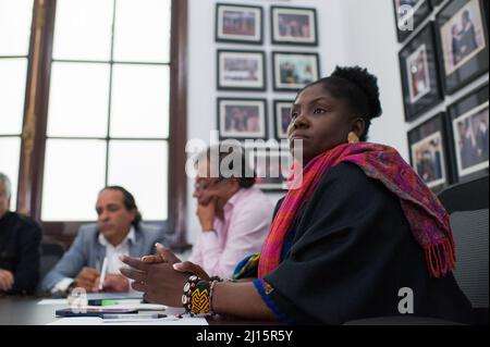 Bogota, Kolumbien. 22. März 2022. Die politische Allianz „Pacto Historico“ Kolumbiens zwischen dem Präsidentschaftskandidaten Gustavo Petro und der Kandidatur von Francia Marquez während einer Fotokonferenz nach einem Treffen, das am 22. März 2022 in Bogota, Kolumbien, den Vizepräsidenten des Präsidentschaftskandidaten Gustavo Petro bestimmt hat. Die politische Allianz Pacto Historico erhielt die meisten Stimmen bei den Kongresswahlen in Kolumbien. Foto: Chepa Beltran/Long Visual Press Kredit: Long Visual Press/Alamy Live News Stockfoto