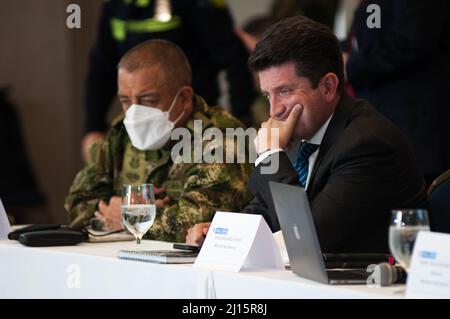 Bogota, Kolumbien. 22. März 2022. Der kolumbianische Verteidigungsminister Diego Molano (rechts) und der Armeegeneral Luis Fernando Navarro (links) während einer Sitzung der Wahlgarantien, bei der der nationale Registrar Alexander Vega sich entschied, keine neue Wahlzählung für die Kongresswahlen 2022 durchzuführen, in Bogota, Kolumbien, 22. März 2022. Foto: Chepa Beltran/Long Visual Press Kredit: Long Visual Press/Alamy Live News Stockfoto