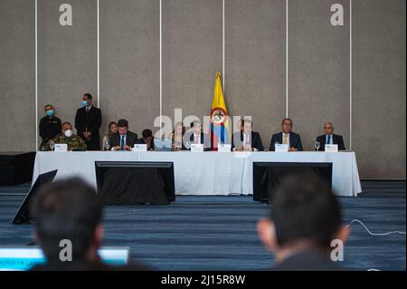 Bogota, Kolumbien. 22. März 2022. (Von links nach rechts) Armeegeneral Luis Fernando Navarro, Verteidigungsminister Diego Molano, Innenminister Daniel Palacios und nationaler Registrar von Kolumbien Alexander Vega während einer Sitzung der Wahlgarantien, bei der der nationale Registrar Alexander Vega sich entschied, für die Kongresswahlen 2022 keine neue Wahlauszählung durchzuführen, In Bogota, Kolumbien, 22. März 2022. Foto: Chepa Beltran/Long Visual Press Kredit: Long Visual Press/Alamy Live News Stockfoto