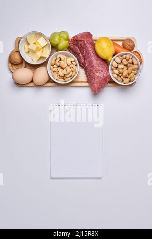 Ketogene Ernährung. Zutaten für die Keto-Diät. Hohe gute Fett, gesunde Ernährung. Zutaten für gesunde Lebensmittel Auswahl. Ausgewogene gesunde Inhaltsstoffe von Stockfoto