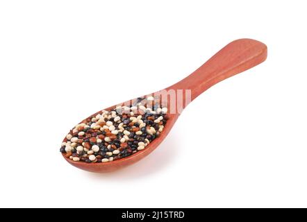 Quinoa-Samen in Holzlöffel isoliert auf weißem Hintergrund. Stockfoto