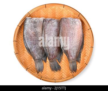 Sonnengetrockneter Fisch, Schlangenfink-Gurami-Fisch, Pla Salit (Trichogaster pectoralis) isoliert auf weißem Hintergrund. Draufsicht Stockfoto