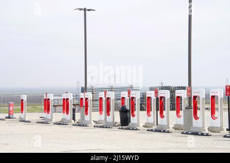 Kettleman City, CA - 29. Jan 2022: Neu errichtete Tesla-Kompressorstation wartet auf Pflaster. Kompressorstationen ermöglichen Tesla-Autos schnelle Stockfoto