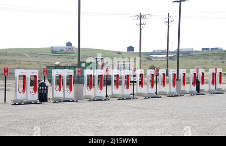 Kettleman City, CA - 29. Jan 2022: Neu errichtete Tesla-Kompressorstation wartet auf Pflaster. Kompressorstationen ermöglichen Tesla-Autos schnelle Stockfoto