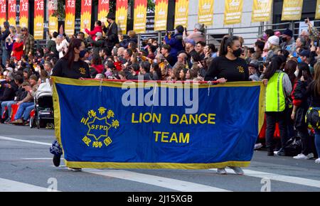 San Francisco, CA - 19. Februar 2022: Nicht identifizierte Teilnehmer an der chinesischen Neujahrsparade, einer der 10 besten Paraden der Welt und das größte Fest Stockfoto