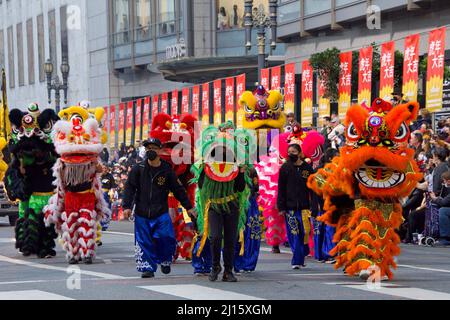 San Francisco, CA - 19. Februar 2022: Nicht identifizierte Teilnehmer an der chinesischen Neujahrsparade, einer der 10 besten Paraden der Welt und das größte Fest Stockfoto