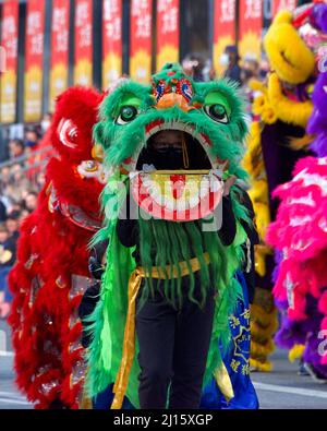 San Francisco, CA - 19. Februar 2022: Nicht identifizierte Teilnehmer an der chinesischen Neujahrsparade, einer der 10 besten Paraden der Welt und das größte Fest Stockfoto