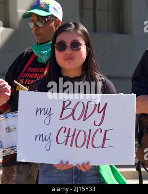 Berkeley, CA - 8. März 2022: Nicht identifizierte Teilnehmer am Protest von Rise Up 4 gegen Abtreibungsrechte in Sproul Plaza an der UC Berkeley, CA. Stockfoto