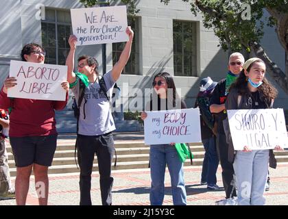 Berkeley, CA - 8. März 2022: Nicht identifizierte Teilnehmer am Protest von Rise Up 4 gegen Abtreibungsrechte in Sproul Plaza an der UC Berkeley, CA. Stockfoto