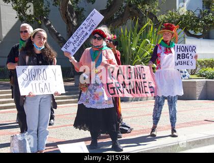 Berkeley, CA - 8. März 2022: Nicht identifizierte Teilnehmer am Protest von Rise Up 4 gegen Abtreibungsrechte in Sproul Plaza an der UC Berkeley, CA. Stockfoto