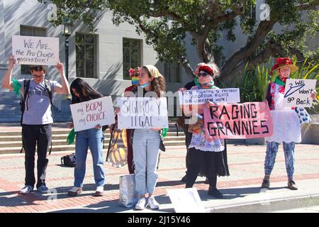 Berkeley, CA - 8. März 2022: Nicht identifizierte Teilnehmer am Protest von Rise Up 4 gegen Abtreibungsrechte in Sproul Plaza an der UC Berkeley, CA. Stockfoto