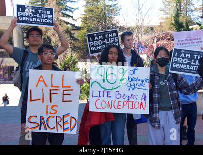 Berkeley, CA - 8. März 2022: Nicht identifizierte Gegenprotestierenden gegen den Anstieg der Abtreibungsrechte 4 protestieren in Sproul Plaza an der UC Berkeley, CA. Stockfoto