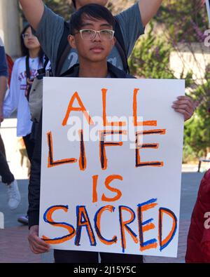 Berkeley, CA - 8. März 2022: Nicht identifizierte Gegenprotestierenden gegen den Anstieg der Abtreibungsrechte 4 protestieren in Sproul Plaza an der UC Berkeley, CA. Stockfoto