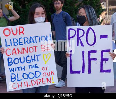 Berkeley, CA - 8. März 2022: Nicht identifizierte Gegenprotestierenden gegen den Anstieg der Abtreibungsrechte 4 protestieren in Sproul Plaza an der UC Berkeley, CA. Stockfoto