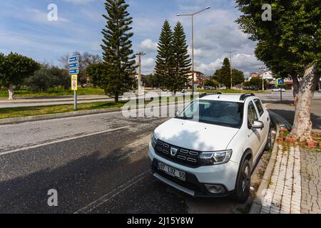 Side, Türkei – 28 2022. Februar: Der weiße Renault Duster steht an einem warmen Tag vor dem Hintergrund eines Parks auf der Straße Stockfoto