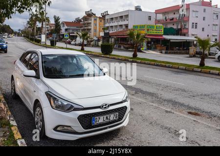 Side, Türkei – 28 2022. Februar: Der weiße Hyundai i20 parkt an einem Sommertag vor dem Hintergrund eines Gebäudes auf der Straße Stockfoto