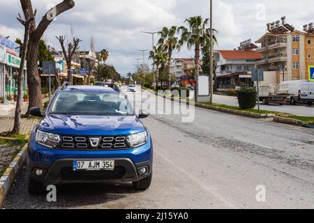 Side, Türkei – 28 2022. Februar: Blue Renault Duster steht an einem warmen Tag vor dem Hintergrund eines Parks auf der Straße Stockfoto