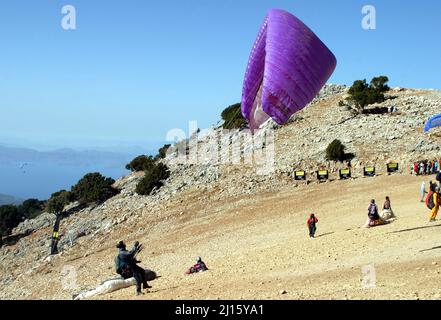 FETHIYE, TÜRKEI - 22. OKTOBER: Gleitschirm vom Babadag-Berg startklar, 22. Oktober 2003 in Fethiye, Türkei. Mount Babadag in der Nähe von Fethiye und ein berühmtes Gleitschirmgebiet in der Türkei. Stockfoto