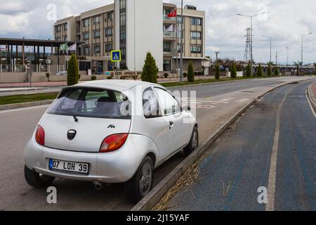 Side, Türkei – 28 2022. Februar: SilverFord Ka wird an einem warmen Tag auf der Straße geparkt Stockfoto