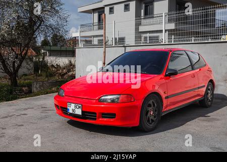 Side, Türkei – 28 2022. Februar: Der Red Honda Civic wird an einem warmen Sommertag auf der Straße vor dem Gebäude geparkt Stockfoto