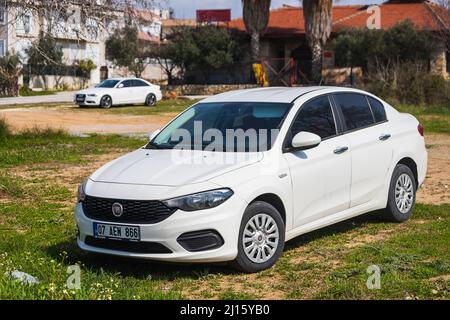 Side; Türkei – 28 2022. Februar: Der weiße Fiat Egea parkt an einem Sommertag auf der Straße Stockfoto