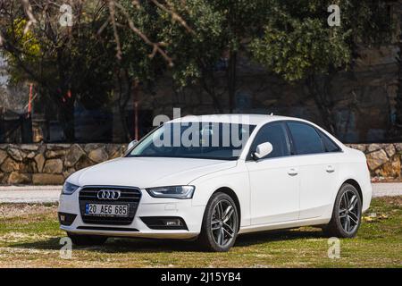 Side; Türkei – Februar 28 2022: Der weiße Audi A4 steht an einem warmen Tag vor dem Hintergrund des Parks auf der Straße Stockfoto