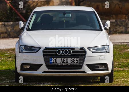 Side; Türkei – Februar 28 2022: Der weiße Audi A4 steht an einem warmen Tag vor dem Hintergrund des Parks auf der Straße Stockfoto