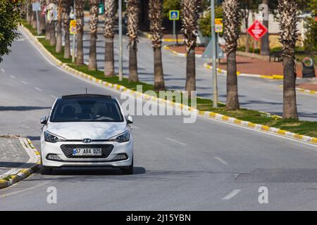 Side, Türkei – 28 2022. Februar: Der weiße Hyundai i20 parkt an einem Sommertag auf der Straße Stockfoto