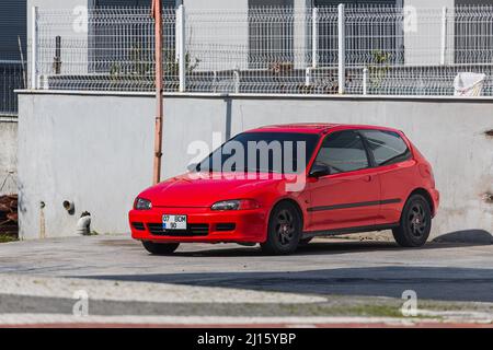 Side, Türkei – 28 2022. Februar: Der Red Honda Civic wird an einem warmen Sommertag auf der Straße vor dem Gebäude geparkt Stockfoto