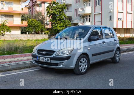 Side, Türkei – 28 2022. Februar: Silver Hyundai Getz parkt an einem Sommertag auf der Straße Stockfoto