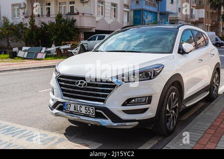 Side, Türkei - 28. Februar 2022: Der weiße Hyundai Tucson wird an einem warmen Tag auf der Straße geparkt Stockfoto