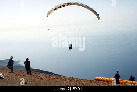 FETHIYE, TÜRKEI - 22. OKTOBER: Gleitschirmflug vom Berg Babadag, 22. Oktober 2003 in Fethiye, Türkei. Mount Babadag in der Nähe von Fethiye und ein berühmtes Gleitschirmgebiet in der Türkei. Stockfoto