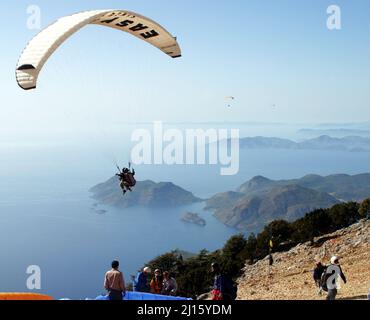 FETHIYE, TÜRKEI - 22. OKTOBER: Gleitschirmflug vom Berg Babadag, 22. Oktober 2003 in Fethiye, Türkei. Mount Babadag in der Nähe von Fethiye und ein berühmtes Gleitschirmgebiet in der Türkei. Stockfoto