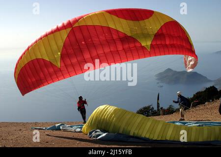FETHIYE, TÜRKEI - 22. OKTOBER: Gleitschirm vom Babadag-Berg startklar, 22. Oktober 2003 in Fethiye, Türkei. Mount Babadag in der Nähe von Fethiye und ein berühmtes Gleitschirmgebiet in der Türkei. Stockfoto