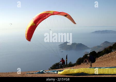 FETHIYE, TÜRKEI - 22. OKTOBER: Gleitschirm vom Babadag-Berg startklar, 22. Oktober 2003 in Fethiye, Türkei. Mount Babadag in der Nähe von Fethiye und ein berühmtes Gleitschirmgebiet in der Türkei. Stockfoto