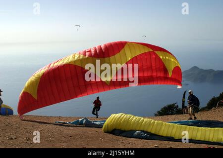 FETHIYE, TÜRKEI - 22. OKTOBER: Gleitschirm vom Babadag-Berg startklar, 22. Oktober 2003 in Fethiye, Türkei. Mount Babadag in der Nähe von Fethiye und ein berühmtes Gleitschirmgebiet in der Türkei. Stockfoto
