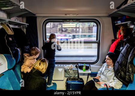 Medyka, Polen. 13. März 2022. Ukrainische Flüchtlinge in einem Zug, der von der Ukraine-Polen-Grenze kommt. Seit Beginn des Krieges sind mehr als 3 Millionen Menschen aus dem Land geflohen. (Foto von Nicholy Muller/SOPA Images/Sipa USA) Quelle: SIPA USA/Alamy Live News Stockfoto