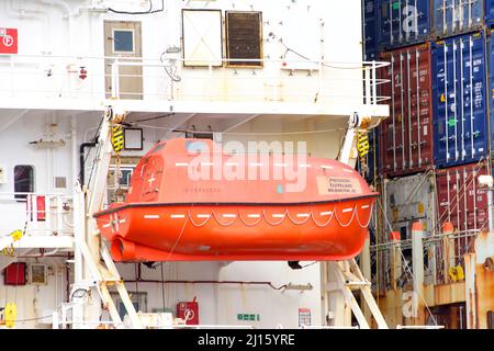 Oakland, CA - 14. Feb 2022: Ein Rettungsboot ist eine der wichtigsten lebensrettenden Ausrüstungen an Bord eines Schiffes, das zum Zeitpunkt des Extremauftauchens eingesetzt wird Stockfoto