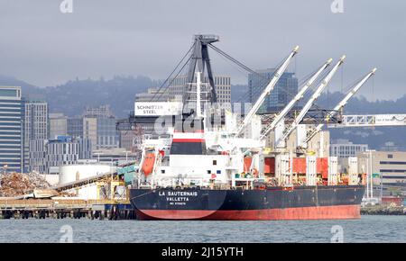 Oakland, CA - 14. Feb 2022: Bulk Carrier LA SAUTERNAIS loading at Schnitzer Steel at the Port of Oakland. Sie recyceln Altmetall zu fertiger Stahl Stockfoto