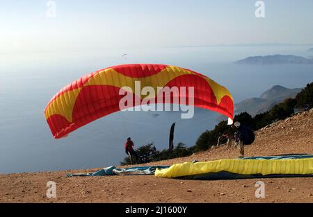 Gleitschirm bereit zum Fliegen vom Mount Babadag in Fethiye, Türkei. Mount Babadag in der Nähe von Fethiye und ein berühmtes Gleitschirmgebiet in der Türkei. Stockfoto