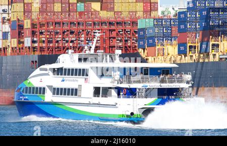 Oakland, CA - 10. März 2022: San Francisco Bay Ferry MARE ISLAND, die den Hafen von Oakland mit Passagieren an Bord passiert. Stockfoto