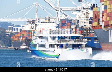 Oakland, CA - 10. März 2022: San Francisco Bay Ferry MARE ISLAND, die den Hafen von Oakland mit Passagieren an Bord passiert. Stockfoto