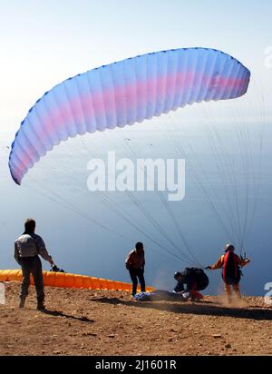 Gleitschirm bereit zum Fliegen vom Mount Babadag in Fethiye, Türkei. Mount Babadag in der Nähe von Fethiye und ein berühmtes Gleitschirmgebiet in der Türkei. Stockfoto