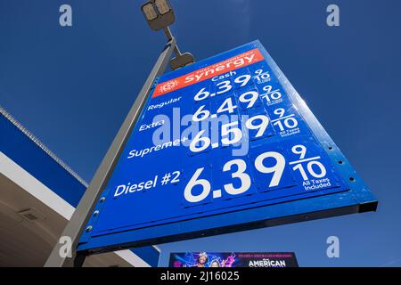 Los Angeles, USA. 22. März 2022. Die Gaspreise in Los Angeles bleiben hoch. 3/22/2022 Los Angeles, CA., USA (Foto: Ted Soqui/SIPA USA) Quelle: SIPA USA/Alamy Live News Stockfoto