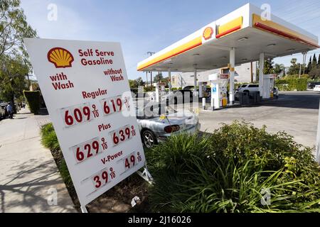 Los Angeles, USA. 21. März 2022. Die Gaspreise in Los Angeles bleiben hoch. 3/22/2022 Los Angeles, CA., USA (Foto: Ted Soqui/SIPA USA) Quelle: SIPA USA/Alamy Live News Stockfoto