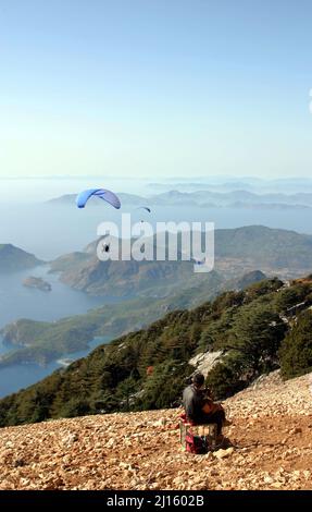 Gleitschirmfliegen vom Berg Babadag in Fethiye, Türkei. Mount Babadag in der Nähe von Fethiye und ein berühmtes Gleitschirmgebiet in der Türkei. Stockfoto