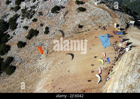 Gleitschirmfliegen vom Gipfel des Babadag in Fethiye, Türkei. Mount Babadag in der Nähe von Fethiye und ein berühmtes Gleitschirmgebiet in der Türkei. Stockfoto