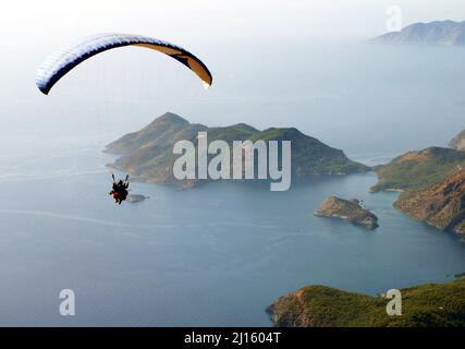Gleitschirmfliegen vom Berg Babadag in Fethiye, Türkei. Mount Babadag in der Nähe von Fethiye und ein berühmtes Gleitschirmgebiet in der Türkei. Stockfoto